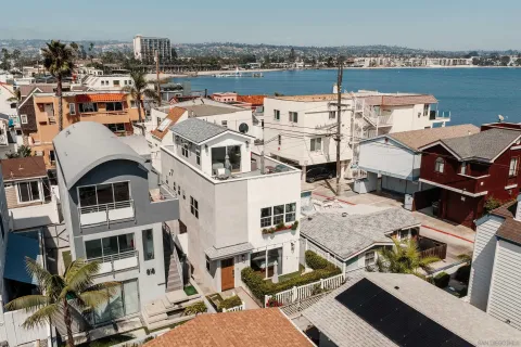 $2,795,000 | 822 Seagirt Court, San Diego, CA 92109