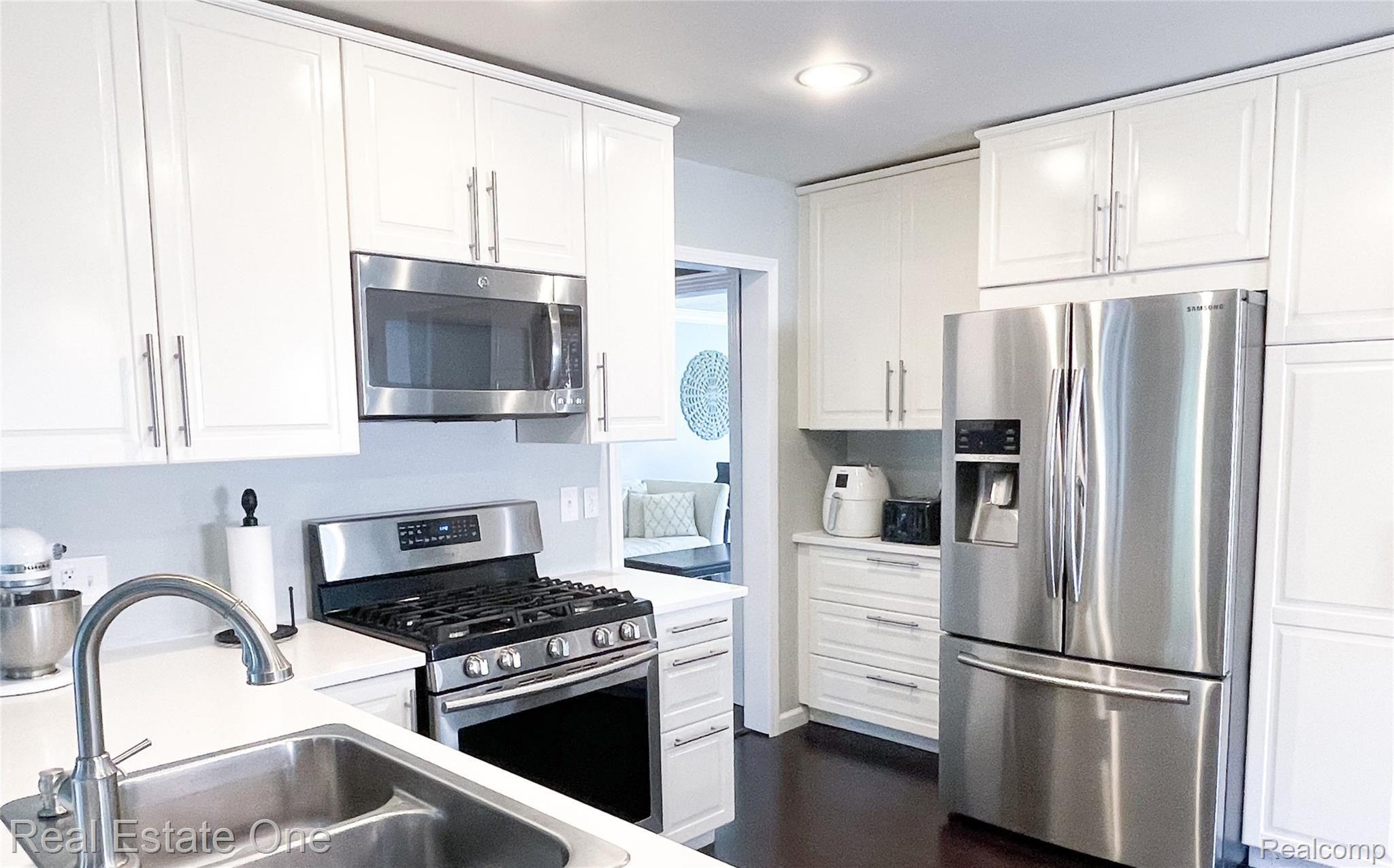 2690 Winter Park Road Rochester, MI 48309 - Photo 13 of 39 Stainless Steel Appliances