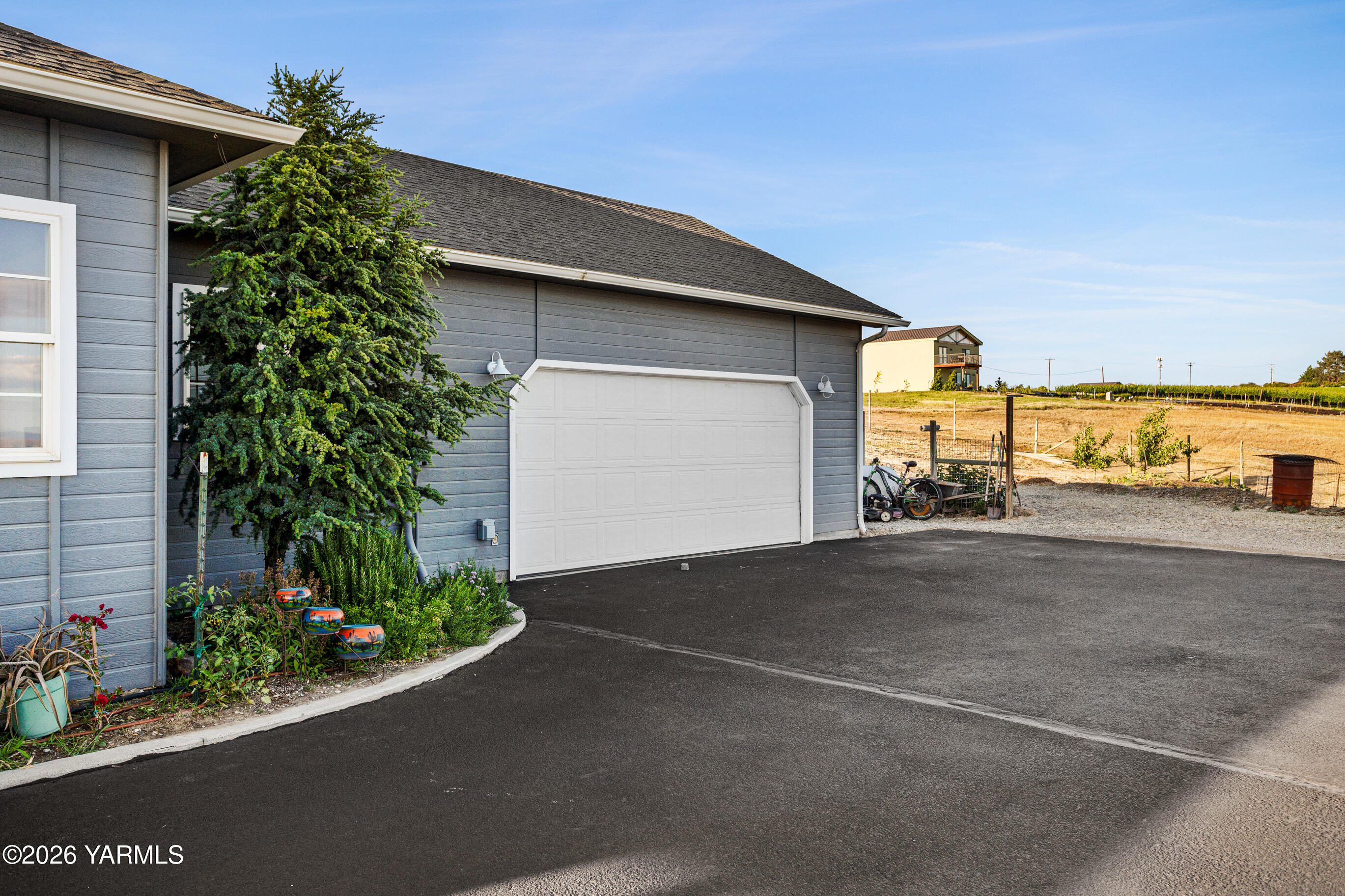 5060 Lombard Loop Road Zillah, WA 98953 - Photo 9 of 65 a view of a house with a street