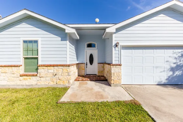 $2,100 | 3111 County Road 81, Rosharon, TX 77583