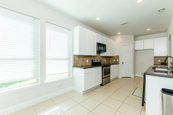 $2,100 | 3111 County Road 81, Rosharon, TX 77583