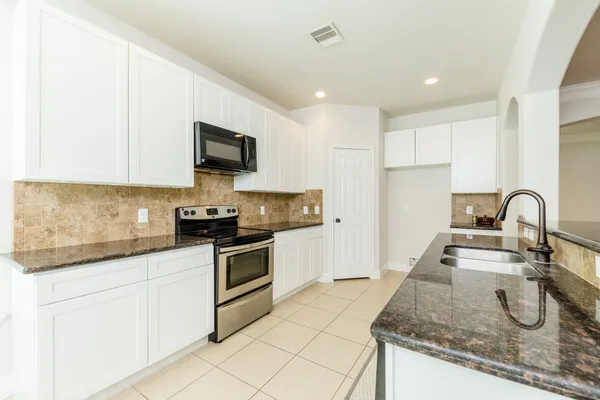 $2,100 | 3111 County Road 81, Rosharon, TX 77583