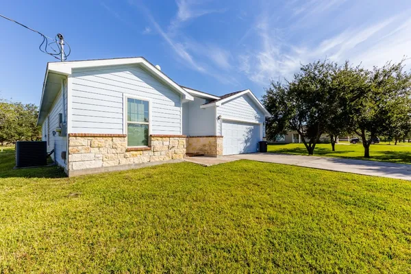 $2,100 | 3111 County Road 81, Rosharon, TX 77583