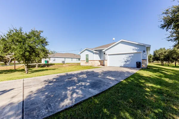 $2,100 | 3111 County Road 81, Rosharon, TX 77583