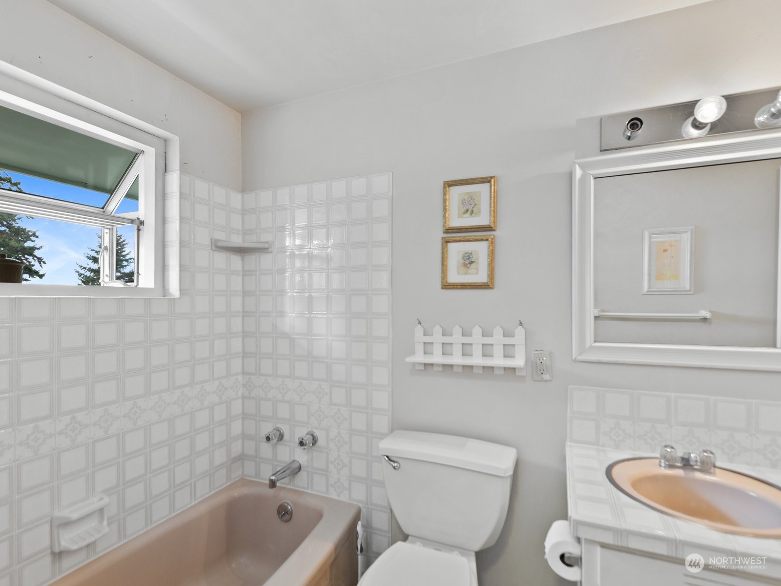 358 Heather Road Everett, WA 98203 - Photo 17 of 39 a bathroom with a toilet a sink and bathtub