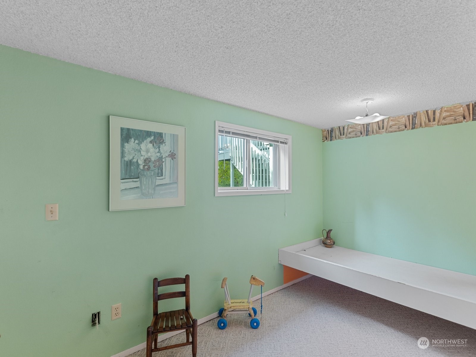 358 Heather Road Everett, WA 98203 - Photo 31 of 39 a room with a desk and chair