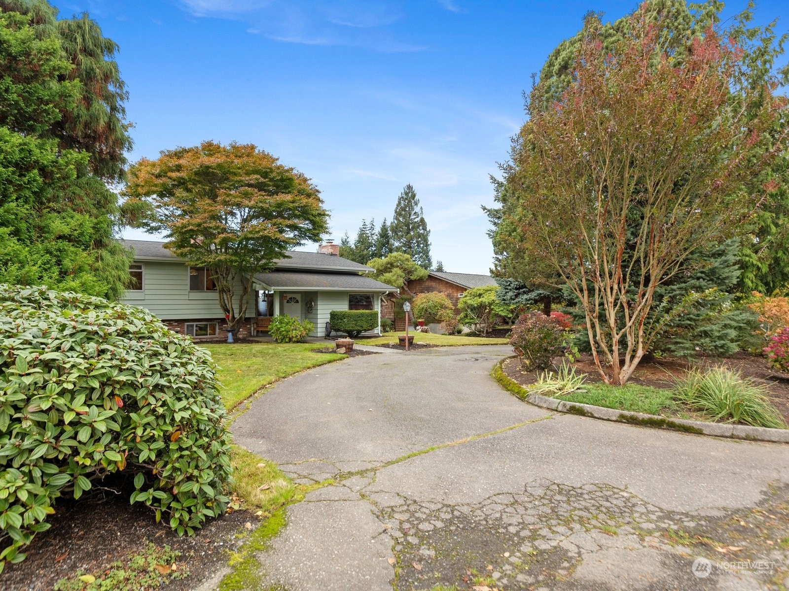 358 Heather Road Everett, WA 98203 - Photo 6 of 39 a front view of a house with a garden