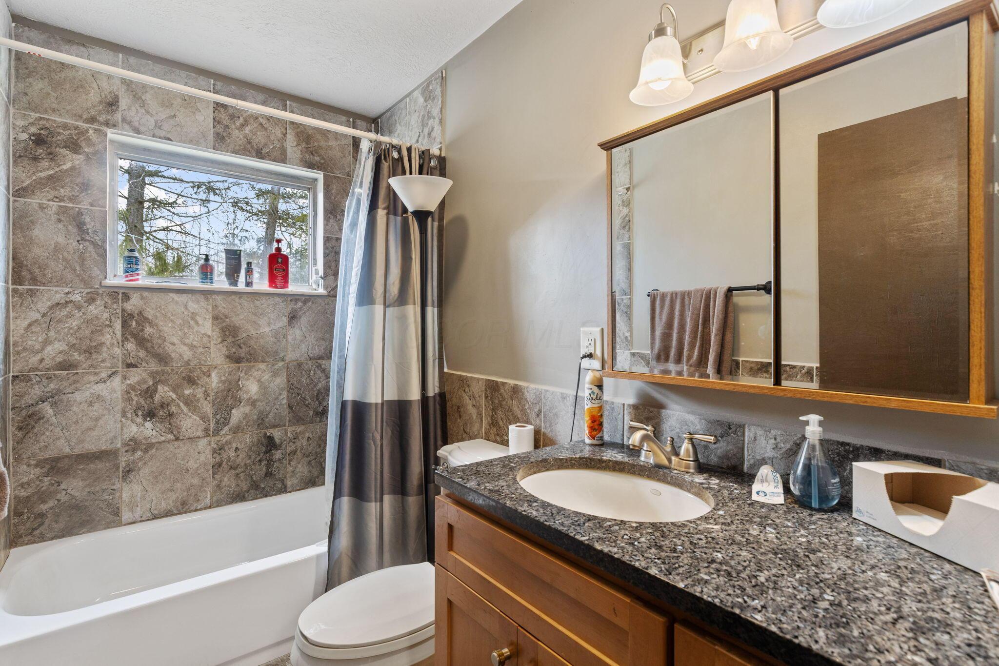 25816 Goosecreek Road McArthur, OH 45651 - Photo 23 of 34 Main Full Bathroom - 25816 Goosecreek Road, McArthur, OH 45651