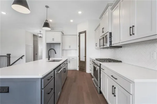 $519,900 | 7920 Southeast Hoot Owl Street, Blue Springs, MO 64029