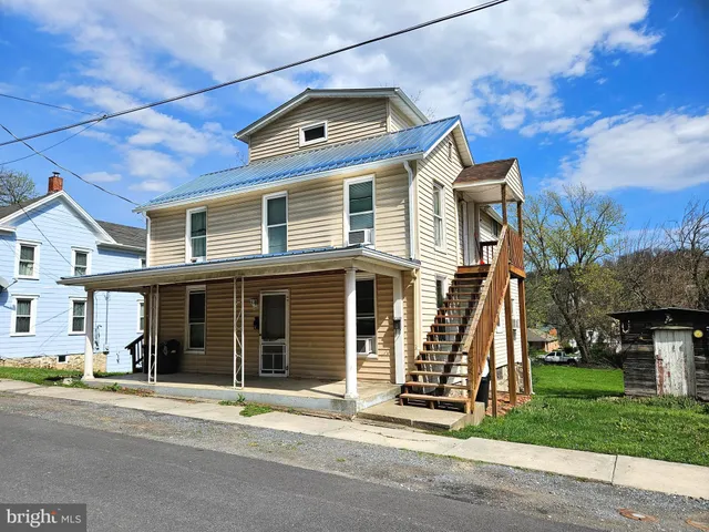 $1,000 | 312 Wilkes Street, Unit 2, Berkeley Springs, WV 25411