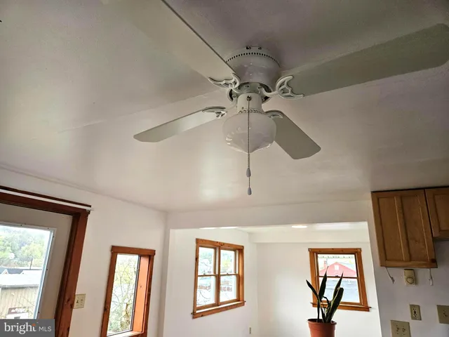 $1,000 | 312 Wilkes Street, Unit 2, Berkeley Springs, WV 25411