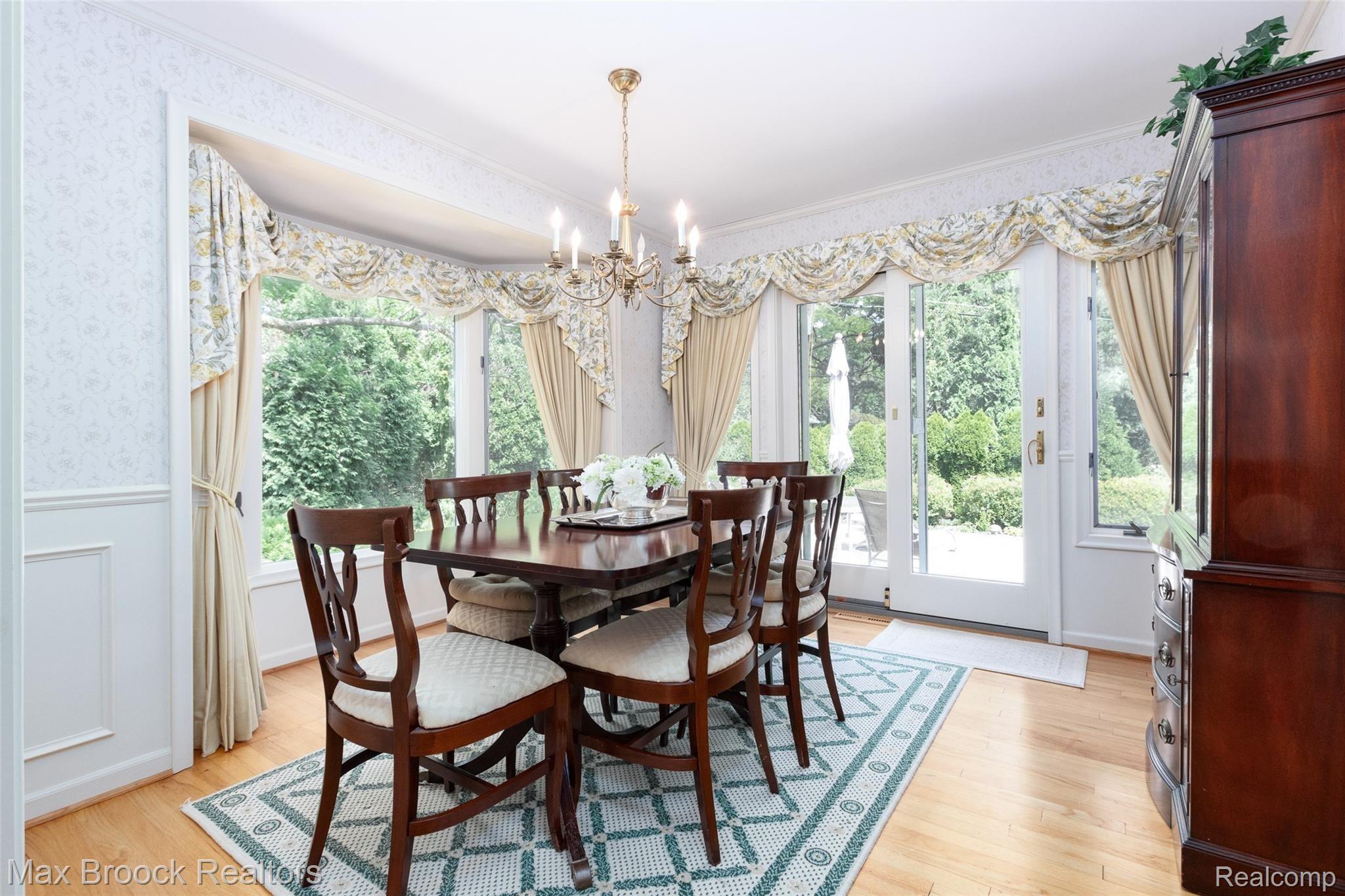 979 Top View Road Bloomfield Hills, MI 48304 - Photo 9 of 26 Dining room with bay window and french door to patio