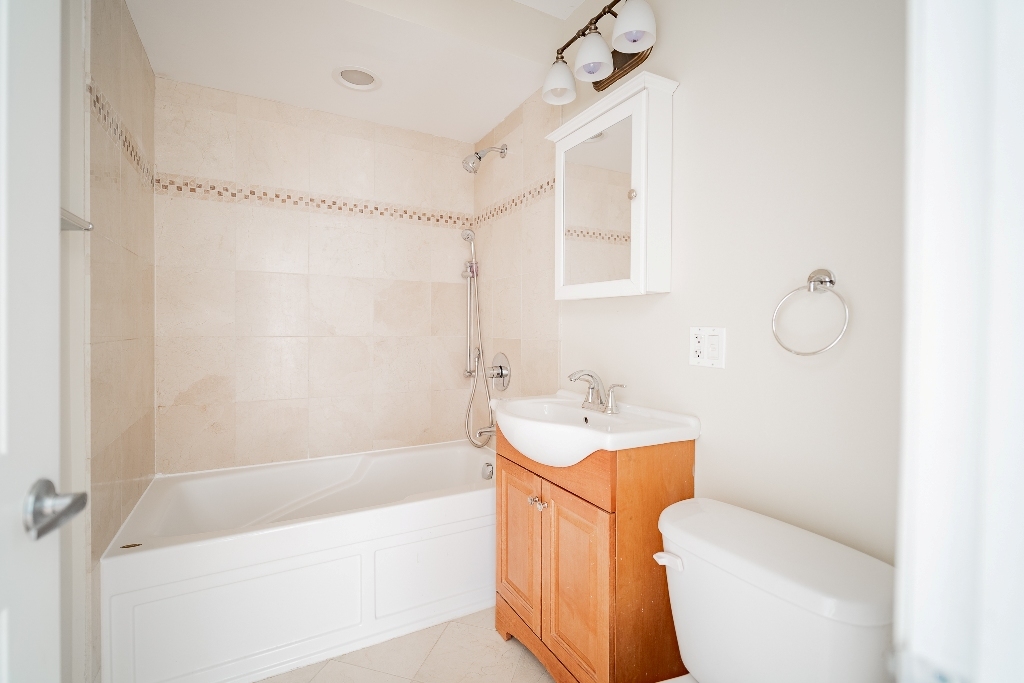 515 Sheridan Road, Unit 305 Evanston, IL 60202 - Photo 2 of 19