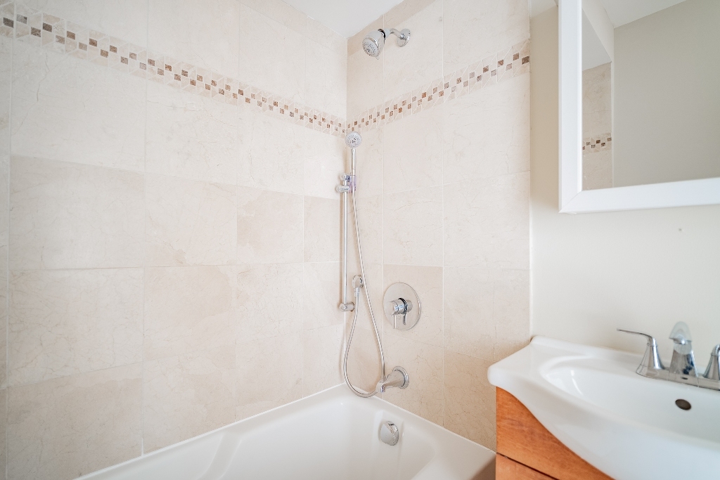 515 Sheridan Road, Unit 305 Evanston, IL 60202 - Photo 3 of 19