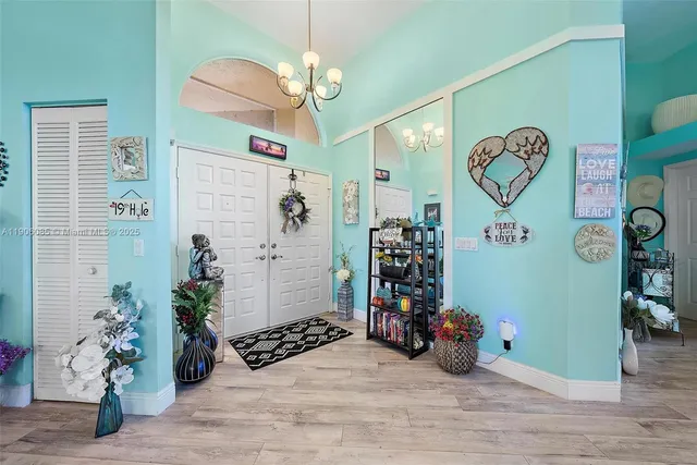 a view of entryway with livingroom