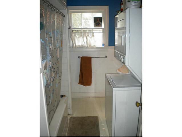 3009 French Place Austin, TX 78722 - Photo 11 of 27 a bathroom with a window