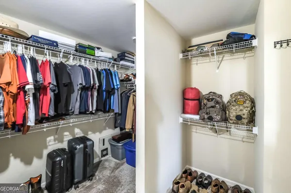 a en suite spacious bathroom with a tub shower and mirror