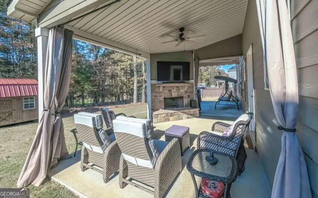 a view of a backyard