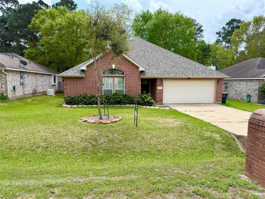 223 Maple Lane Conroe, TX 77304 - Photo 2 of 24