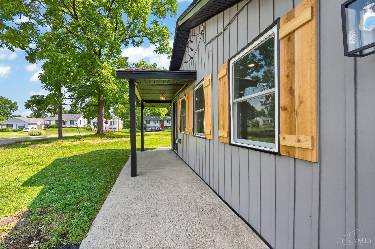 8812 Pine Road Cincinnati, OH 45242 - Photo 3 of 61