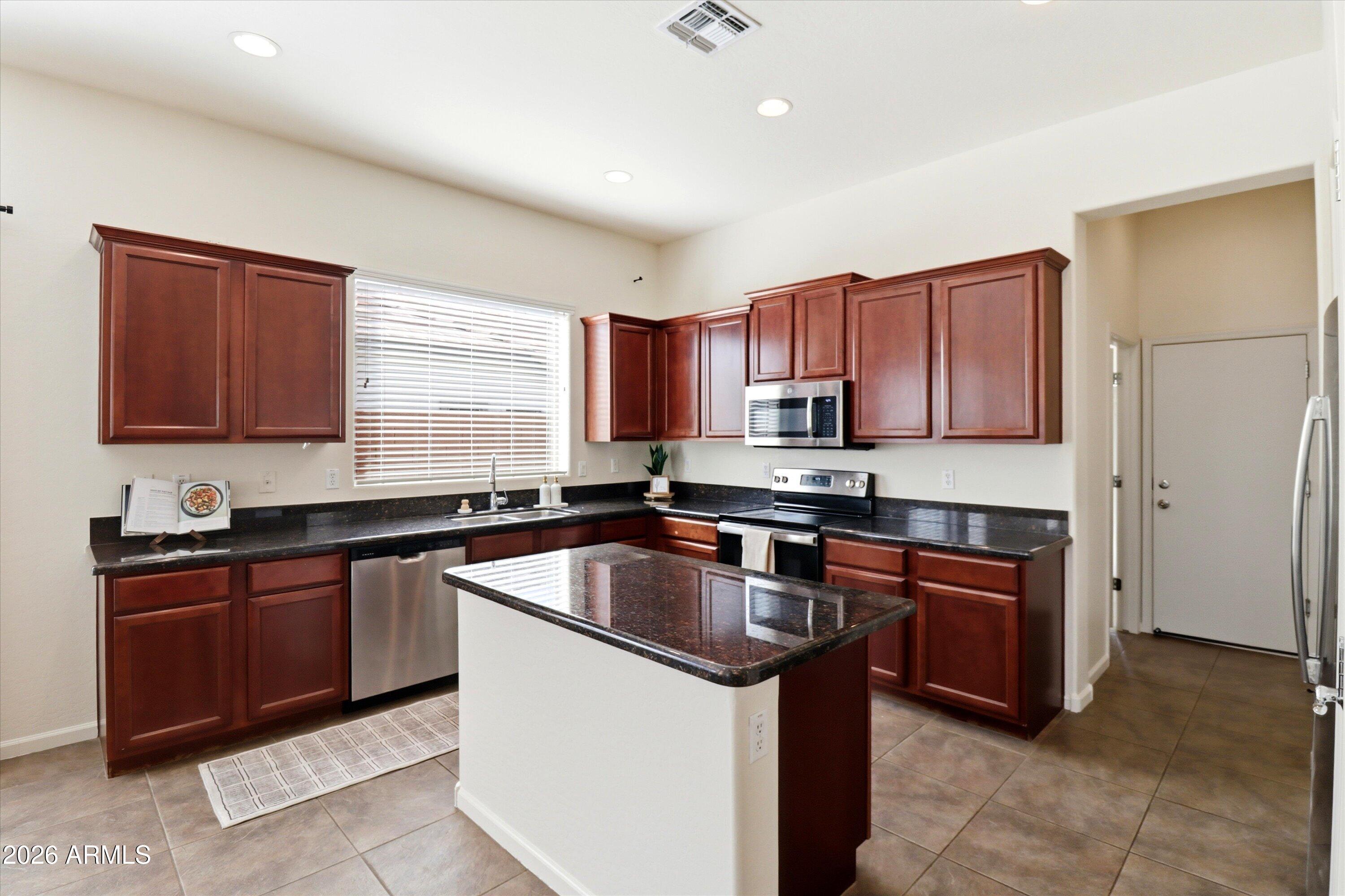 6758 Rachael Way Gilbert, AZ 85298 - Photo 9 of 32 Kitchen