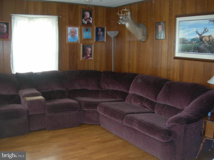 511 Lockheed Avenue Reading, PA 19601 - Photo 3 of 11 Living Room