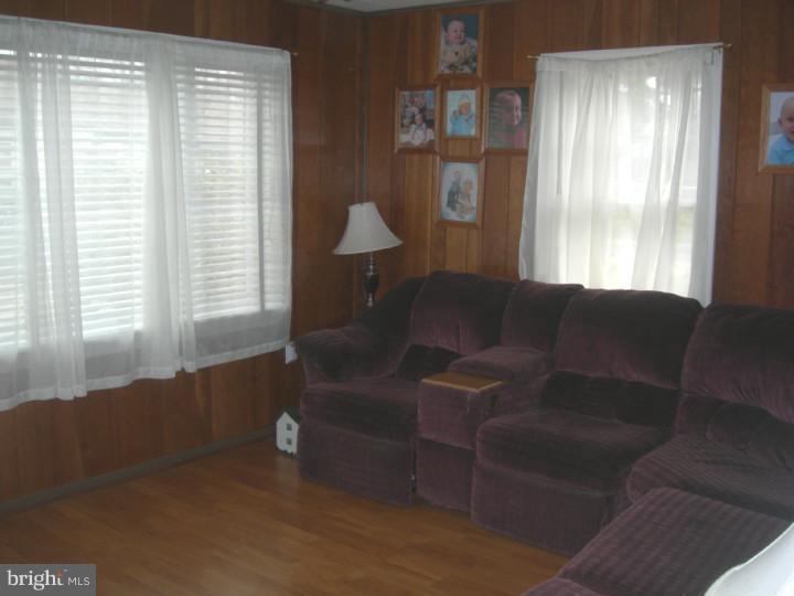 511 Lockheed Avenue Reading, PA 19601 - Photo 4 of 11 Living Room