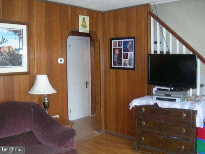 511 Lockheed Avenue Reading, PA 19601 - Photo 5 of 11 Living Room