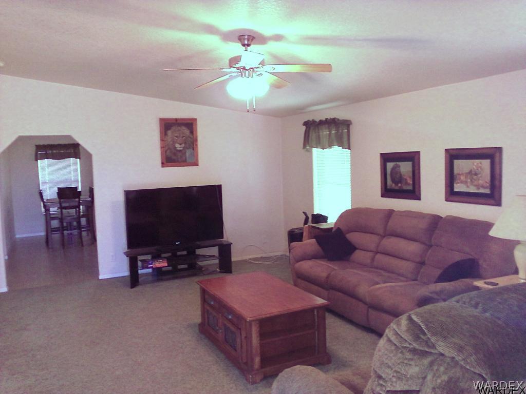 3808 Hoover Road Golden Valley, AZ 86413 - Photo 10 of 28 Front entry living room