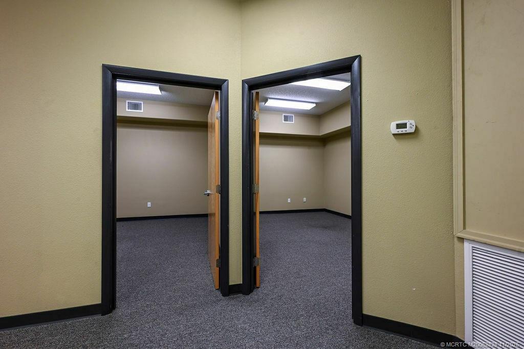 7177 South George Boulevard Sebring, FL 33875 - Photo 15 of 18 an empty room and a mirror