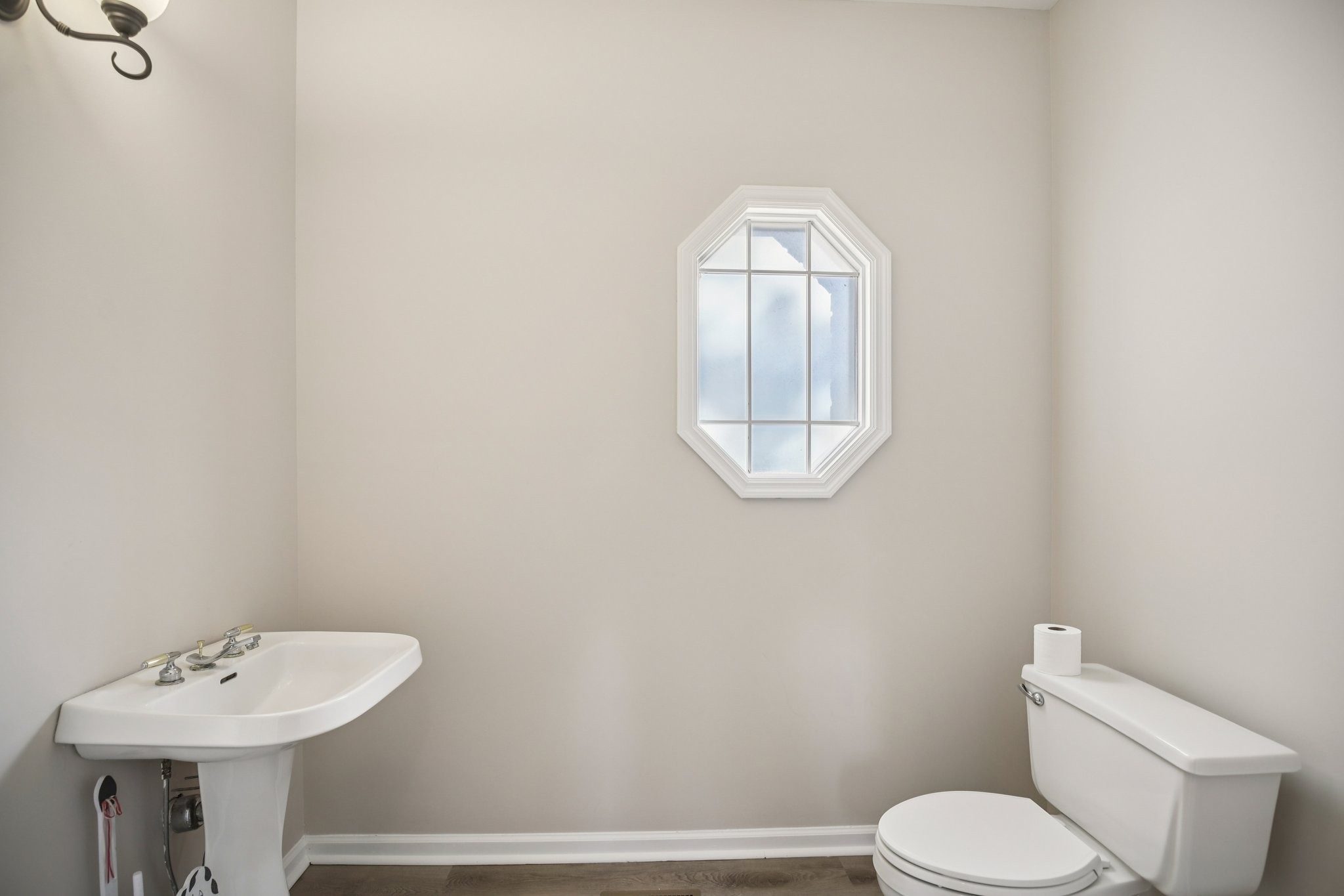 4026 Windland Drive Springfield, TN 37172 - Photo 10 of 32 a bathroom with a toilet sink and mirror