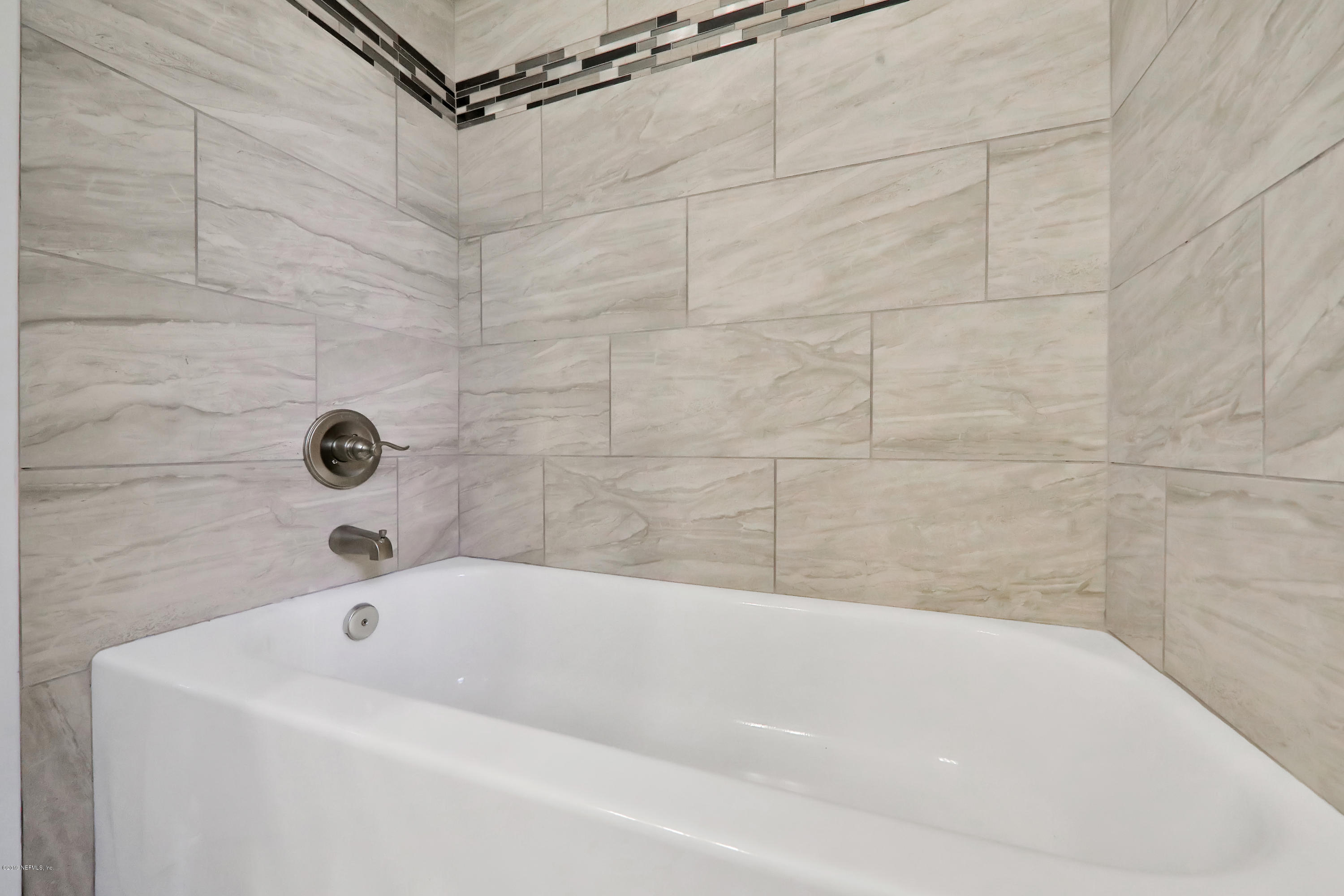 10512 Stone Road Jacksonville, FL 32246 - Photo 17 of 22 a bathroom with a bathtub