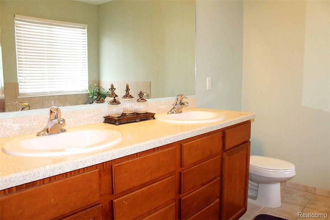 3511 Hogan Circle Rochester, MI 48307 - Photo 22 of 43 Master Bathroom (pic #1)
