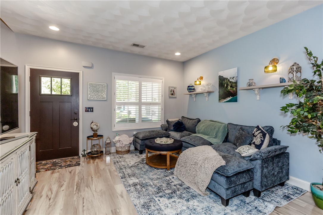 301 West Shore Road, Unit 10 Warwick, RI 02889 - Photo 4 of 28 Living room