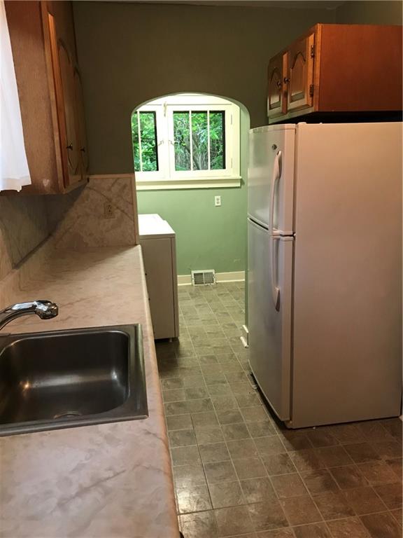 228 Elmore Road Pittsburgh, PA 15221 - Photo 9 of 19