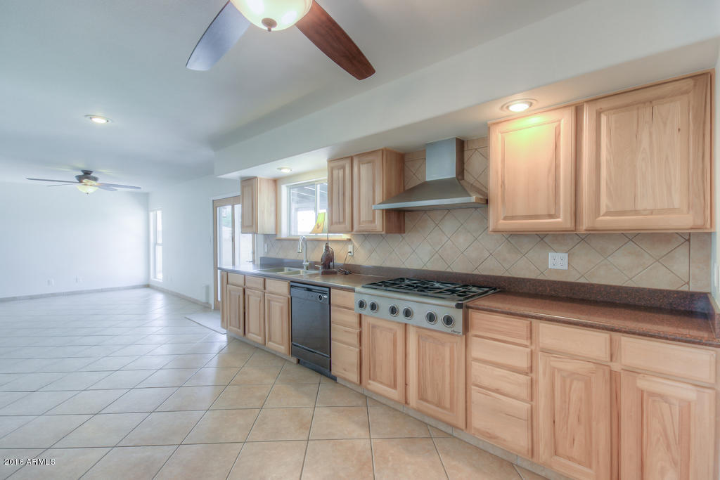 3416 East Cochise Road Phoenix, AZ 85028 - Photo 2 of 43 Kitchen with Gourmet Stove