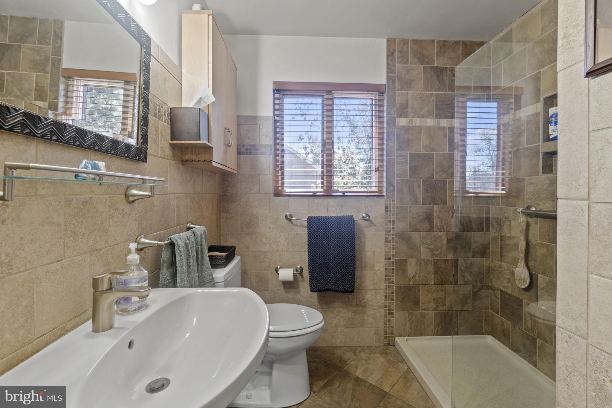 9506 Thornhill Road Silver Spring, MD 20901 - Photo 12 of 22 Main Level Full Bathroom