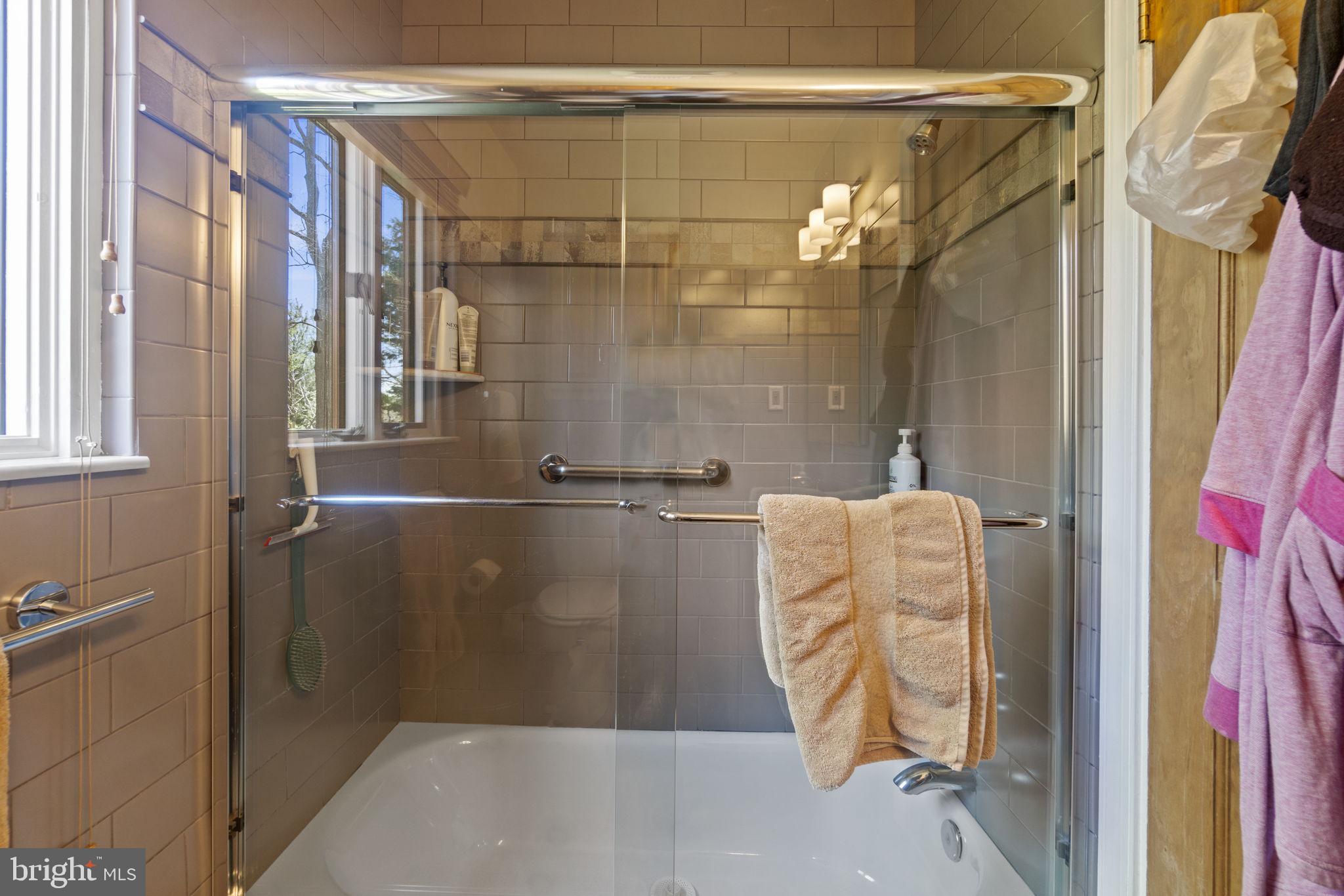 9506 Thornhill Road Silver Spring, MD 20901 - Photo 16 of 22 Upper Level Full Bathroom