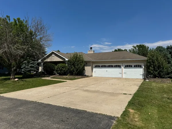 $300,000 | 122 Windward Lane, Rochelle, IL 61068