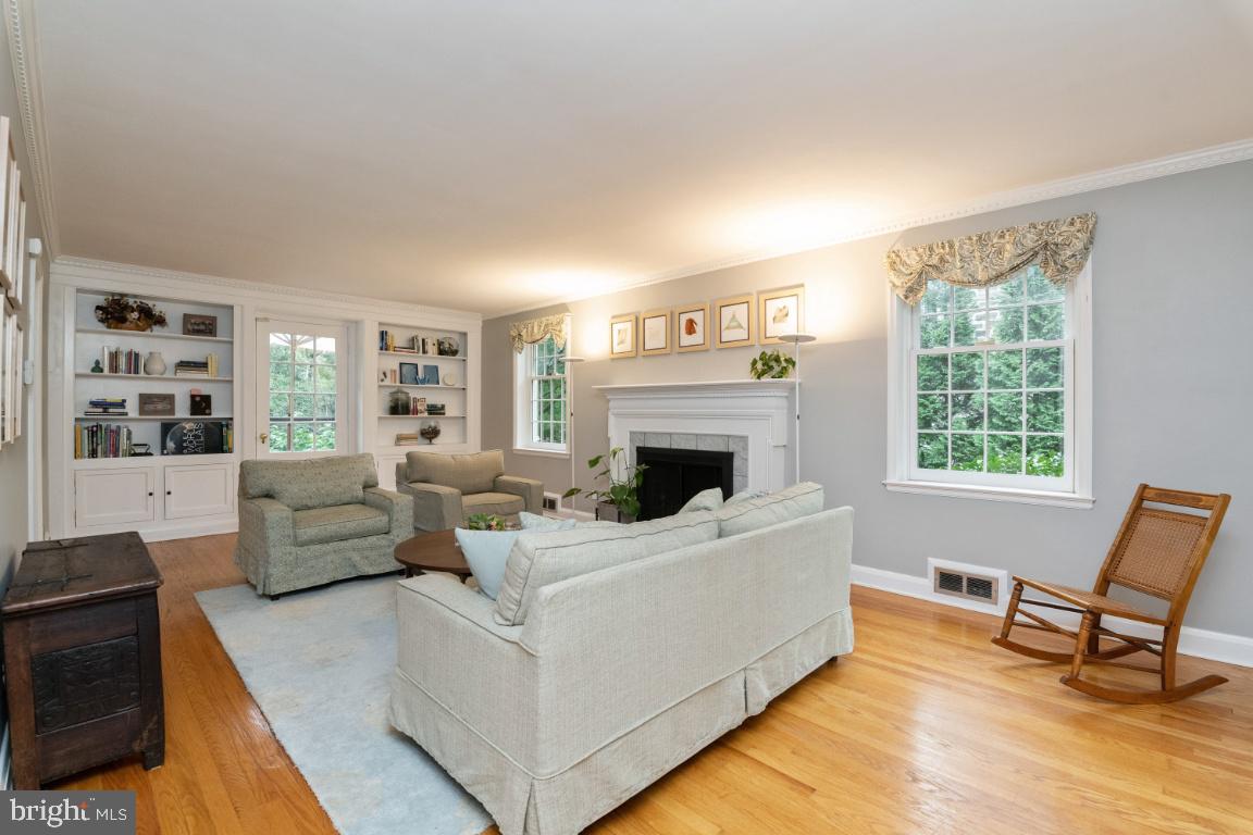 3917 Juniper Road Baltimore, MD 21218 - Photo 12 of 75 Bright and spacious Living Room with built-ins