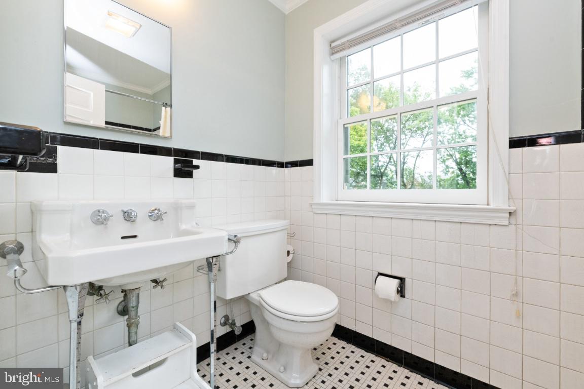 3917 Juniper Road Baltimore, MD 21218 - Photo 33 of 75 2nd bath