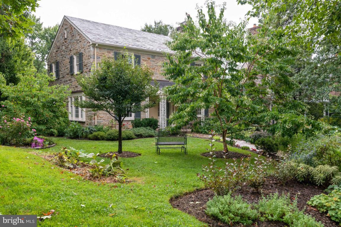 3917 Juniper Road Baltimore, MD 21218 - Photo 5 of 75 Beautifully landscaped