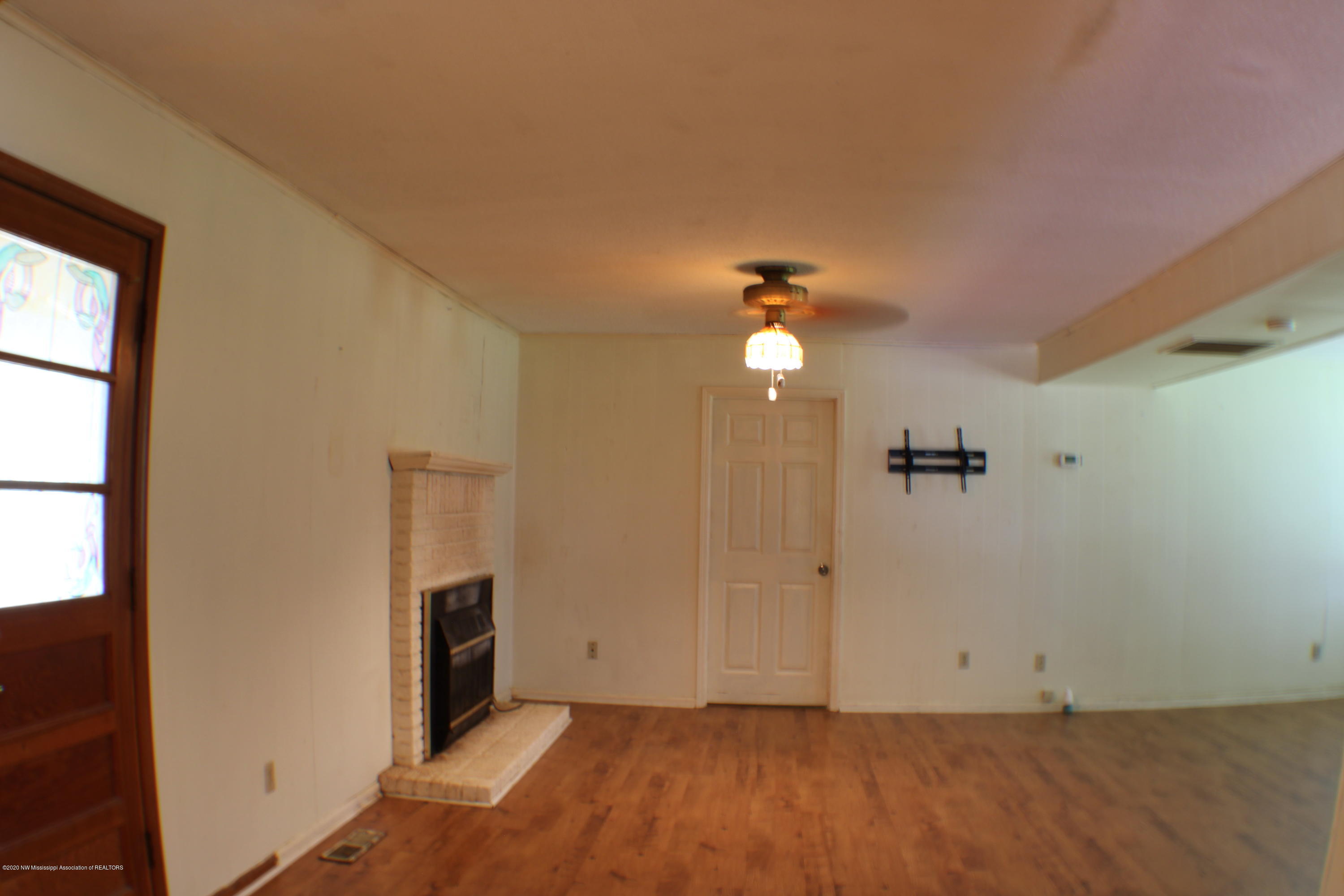 474 Pleasant Hill Road Nesbit, MS 38651 - Photo 9 of 13 living room