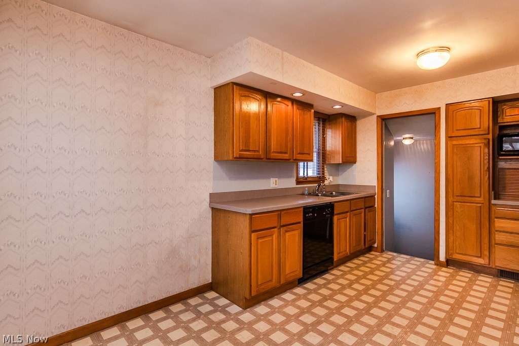 4768 Blythin Road Cleveland, OH 44125 - Photo 9 of 32