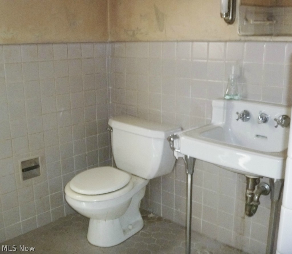 1151 Carver Road Cleveland, OH 44112 - Photo 8 of 12