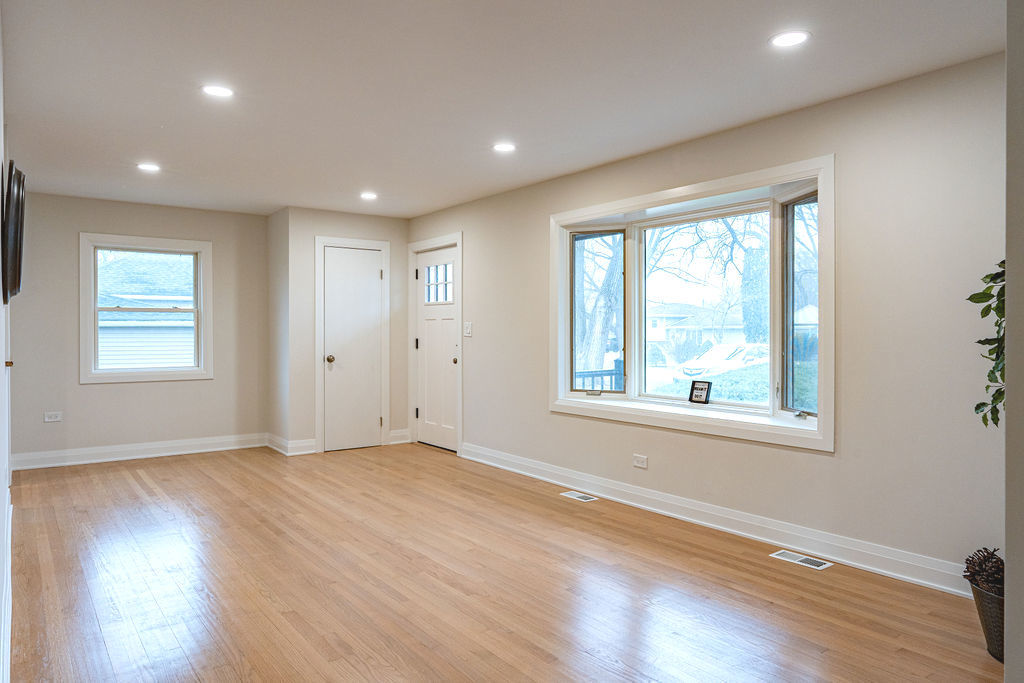 325 Roger Road Darien, IL 60561 - Photo 5 of 30 Gallery Image 5