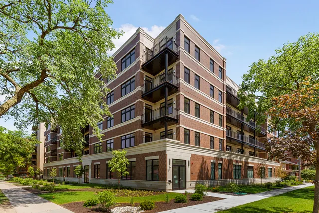 $2,425 | 1555 Ridge Avenue, Unit 407, Evanston, IL 60201