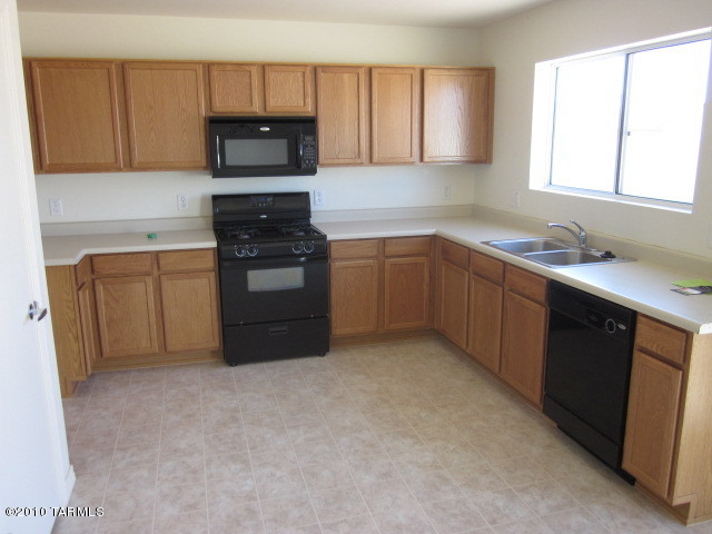 8264 West Razorbill Drive Tucson, AZ 85757 - Photo 3 of 12 Gallery Image 3