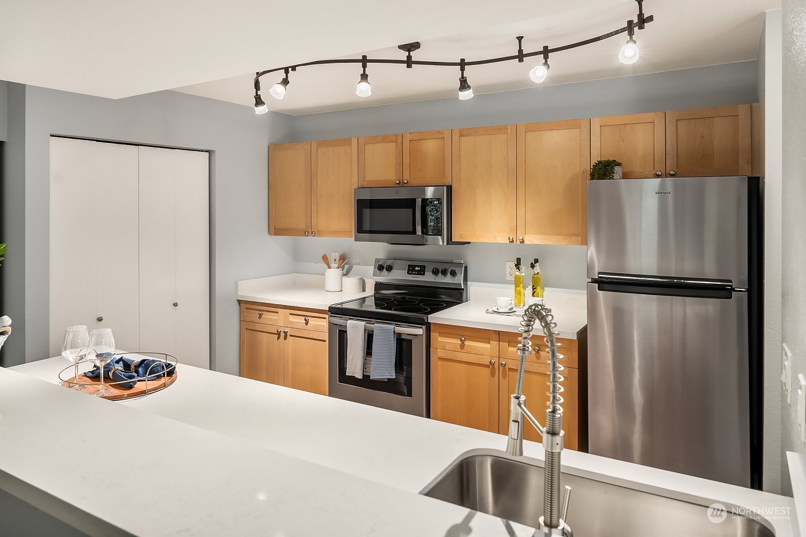 9805 Avondale Road Northeast, Unit R149 Redmond, WA 98052 - Photo 6 of 21 a kitchen with a refrigerator and a sink