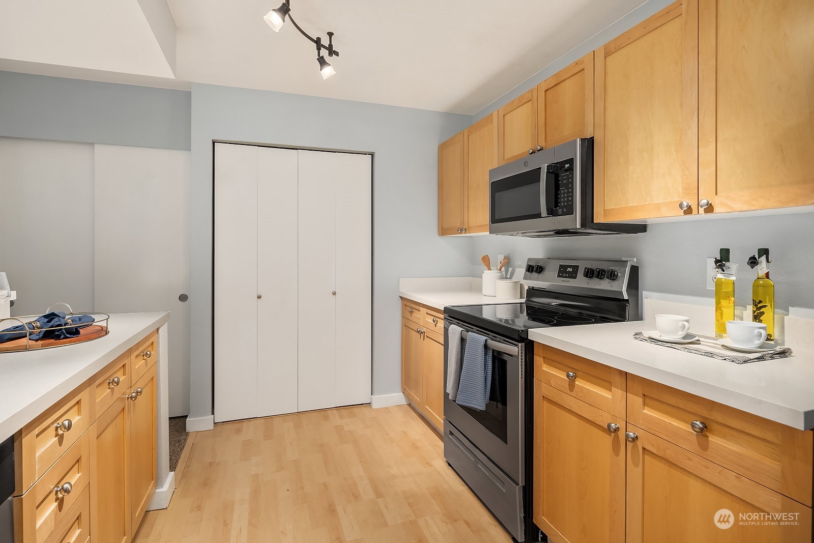 9805 Avondale Road Northeast, Unit R149 Redmond, WA 98052 - Photo 8 of 21 a kitchen with stainless steel appliances granite countertop a stove a sink and a refrigerator